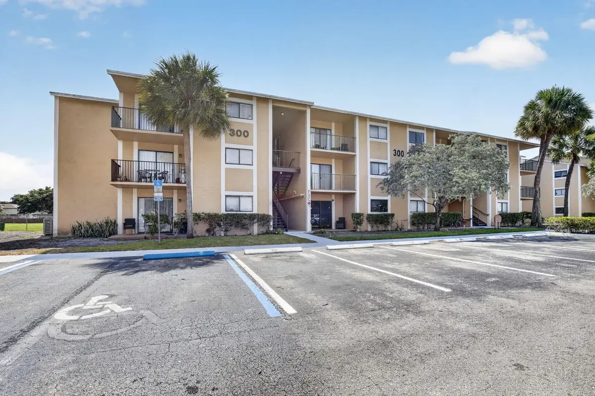300 Palm Cir W #106, Pembroke Pines: photo 1 of 24