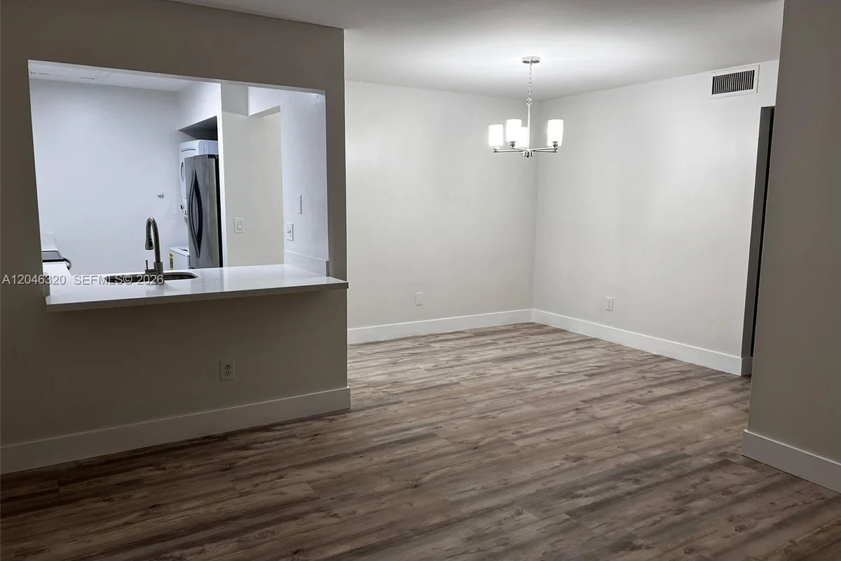 Condo in Hialeah: photo 1 of 14