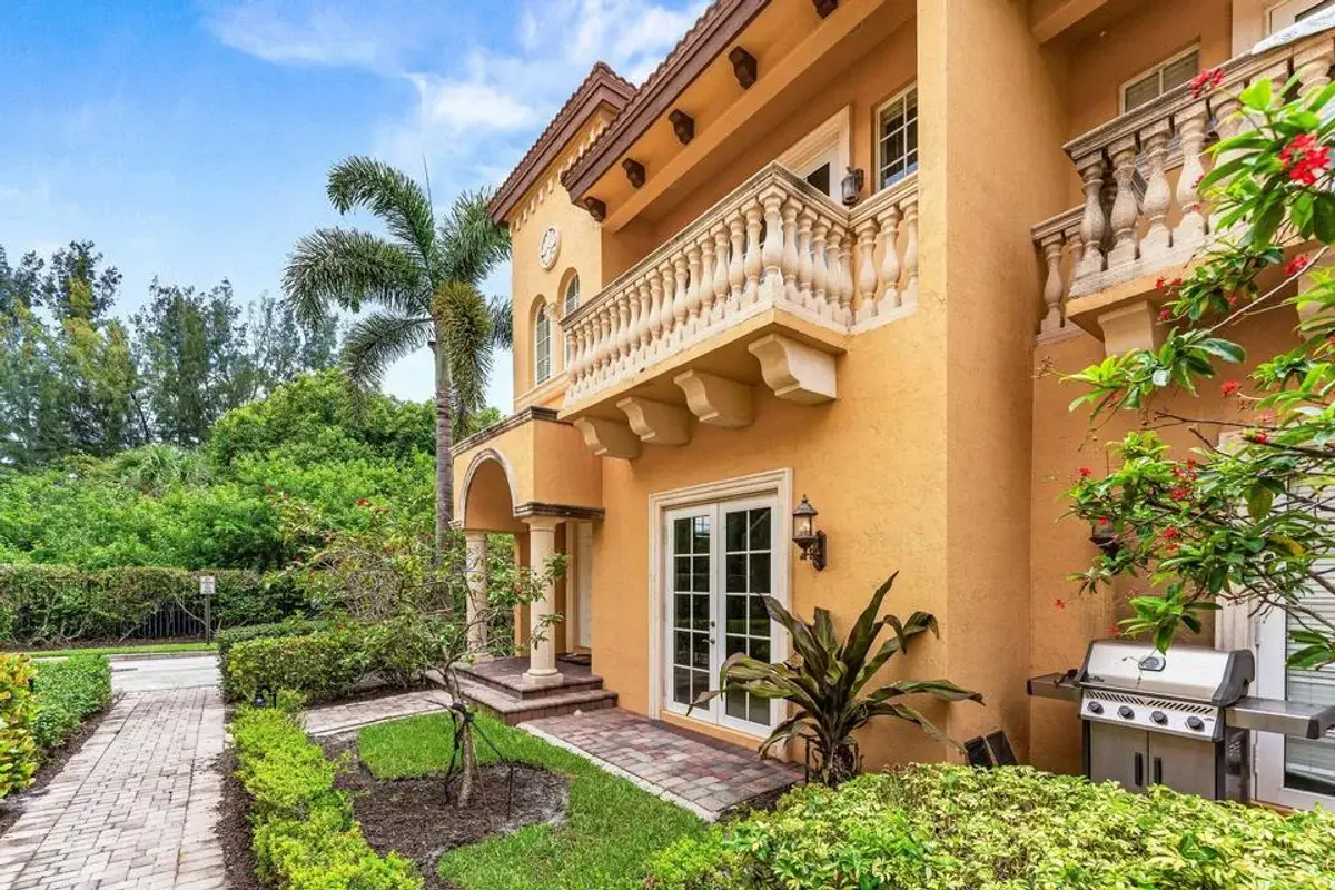 210 NE 69th Cir, Boca Raton: photo 1 of 36