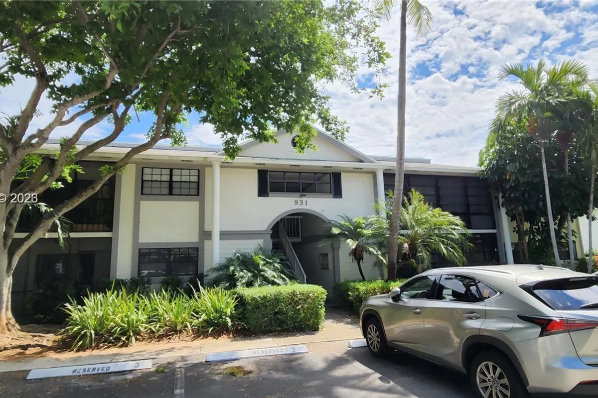 931 NE 199th St #202-22, Miami: photo 1 of 21