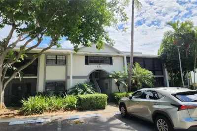 931 NE 199th St #202-22, Miami: photo 1 of 21