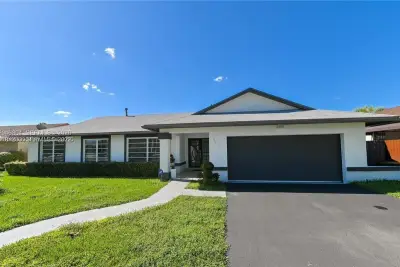 9612 SW 117th Ave, Miami: photo 1 of 14