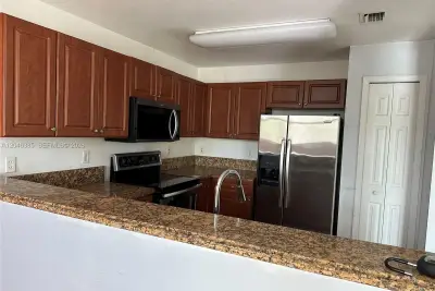 11002 NW 83rd St #215, Doral: photo 1 of 2
