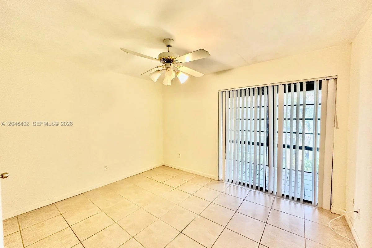 809 NE 199th St #206-7, Miami: photo 1 of 12