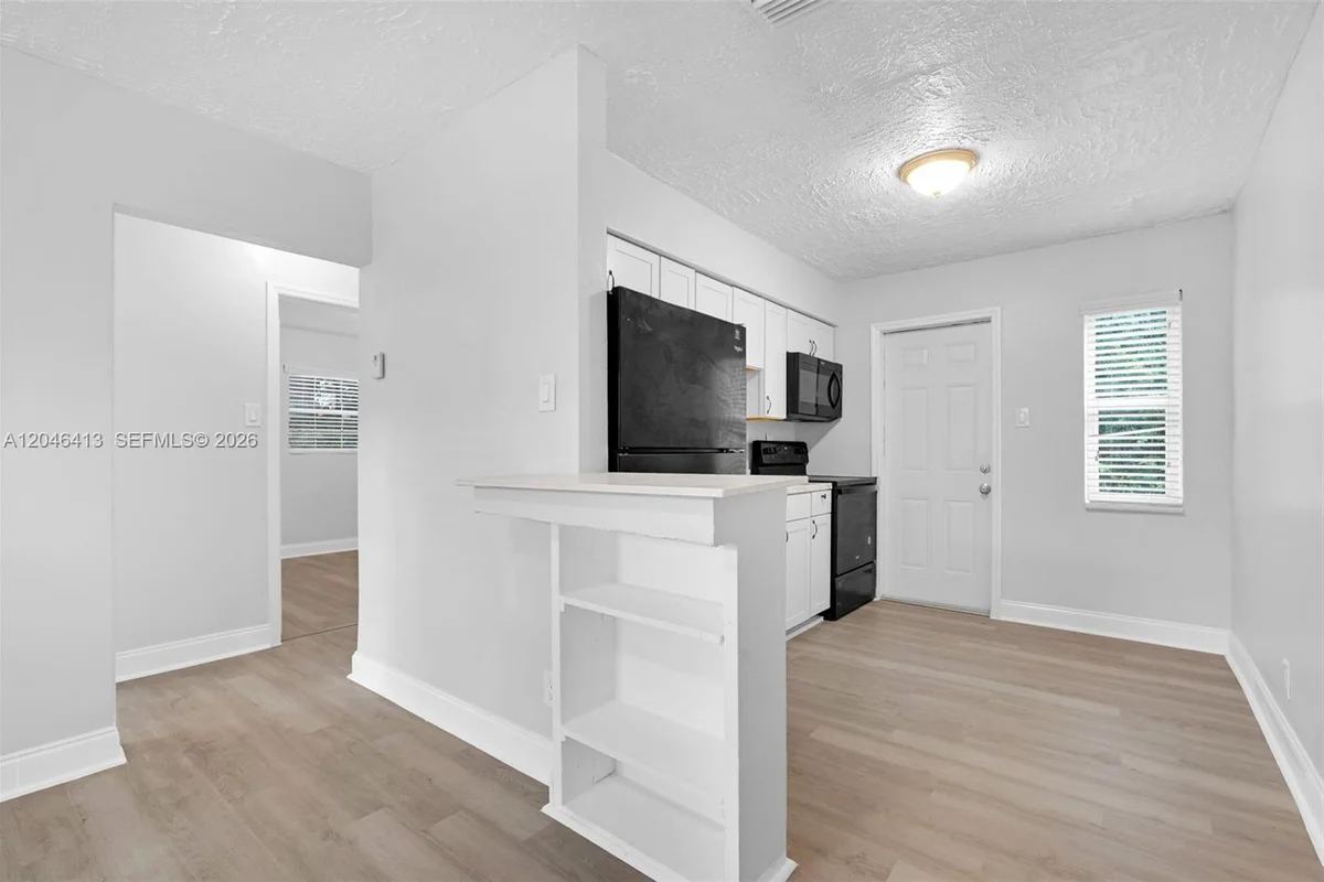 746 SW 4th St, Dania Beach: photo 1 of 33