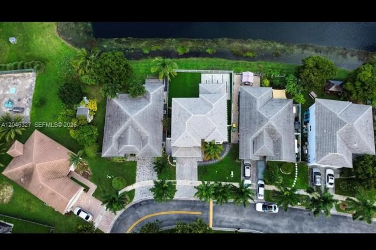 449 SE 31st Ave, Homestead: photo 1 of 48