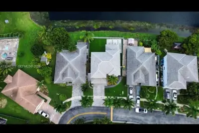 449 SE 31st Ave, Homestead: photo 1 of 48