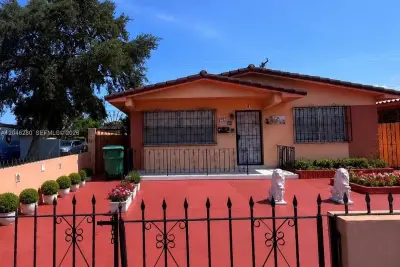 6702 SW 25th Ter, Miami: photo 1 of 24