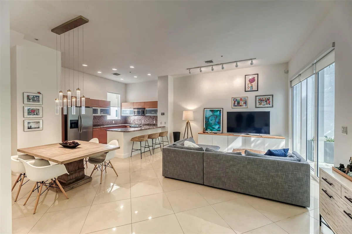 727 NE 4th Ave, Fort Lauderdale: photo 1 of 31