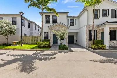 2820 SW 17th Ave, Fort Lauderdale: photo 1 of 42