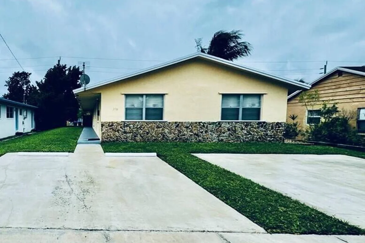 2314 Harding St #A, Hollywood: photo 1 of 12