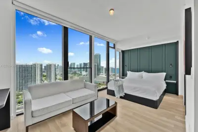 20 NE 11th St #3105, Miami: photo 1 of 37