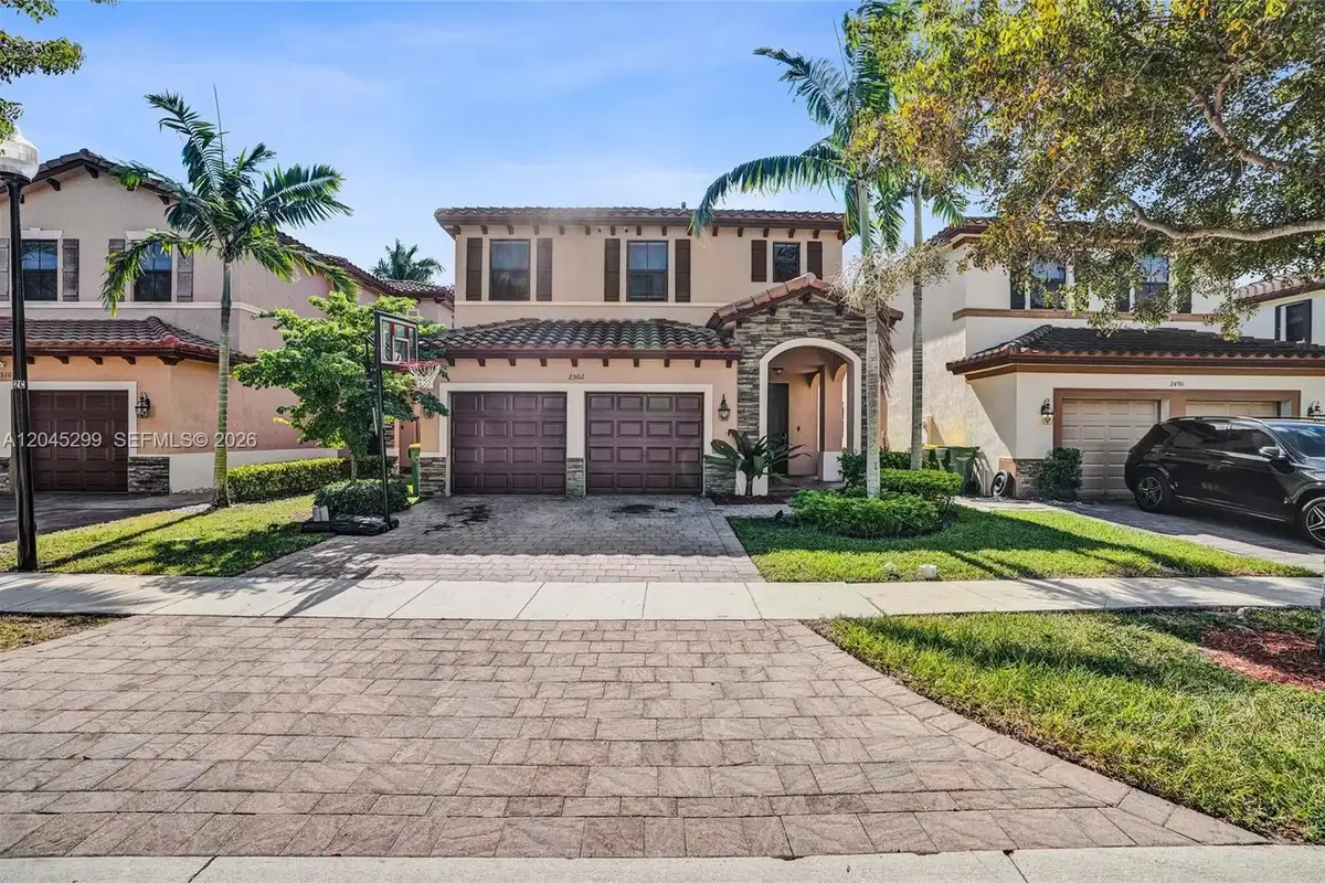 2502 NE 1st St, Homestead: photo 1 of 59