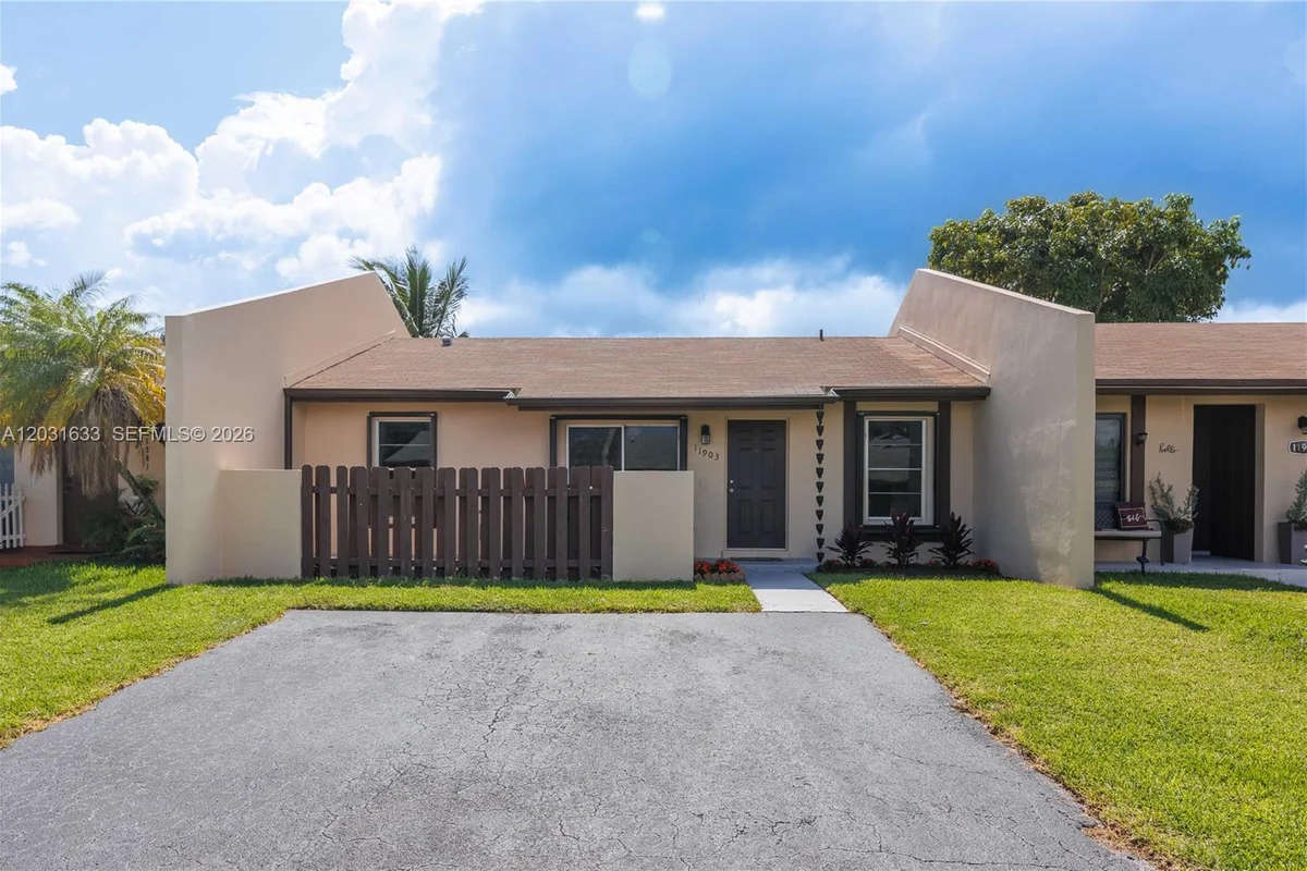 11903 SW 110th St Cir E, Miami: photo 1 of 55
