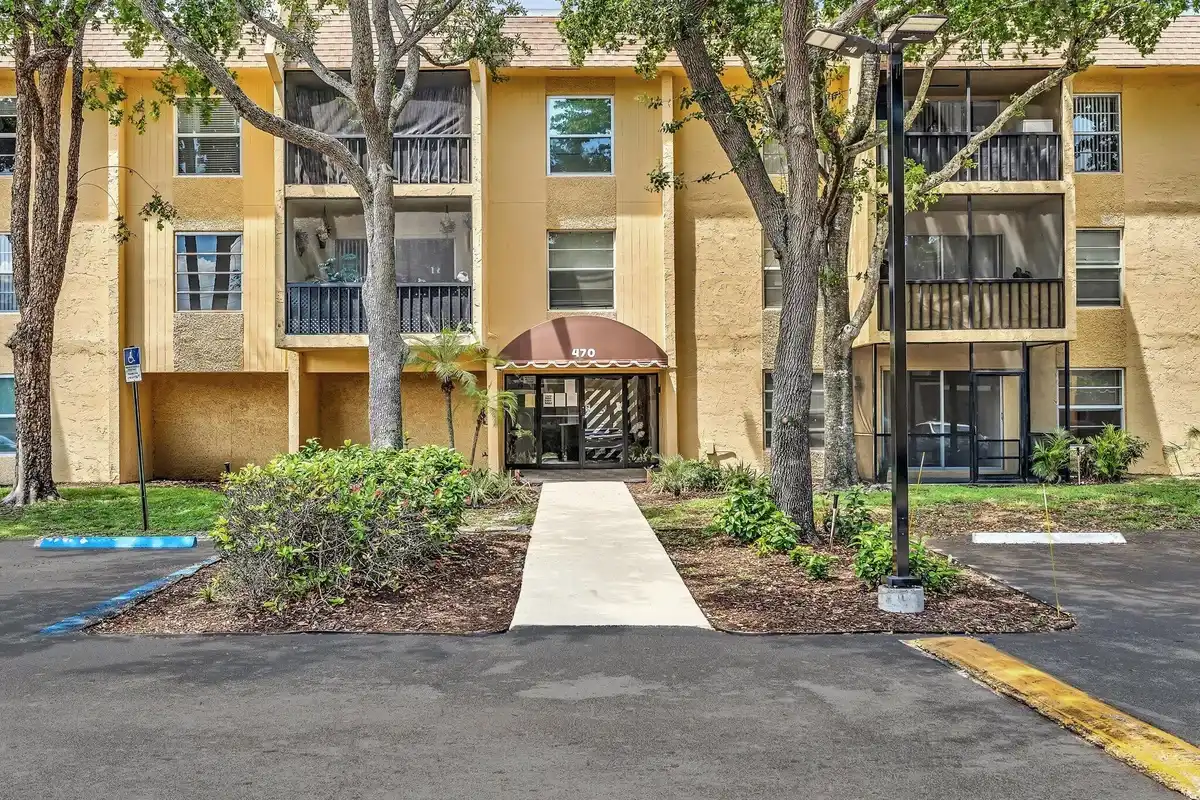 470 NW 20th St, Boca Raton: photo 1 of 50