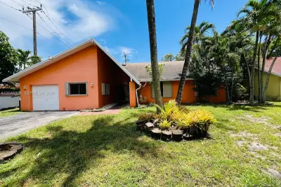 925 NE 207th Ter, Miami: photo 1 of 28