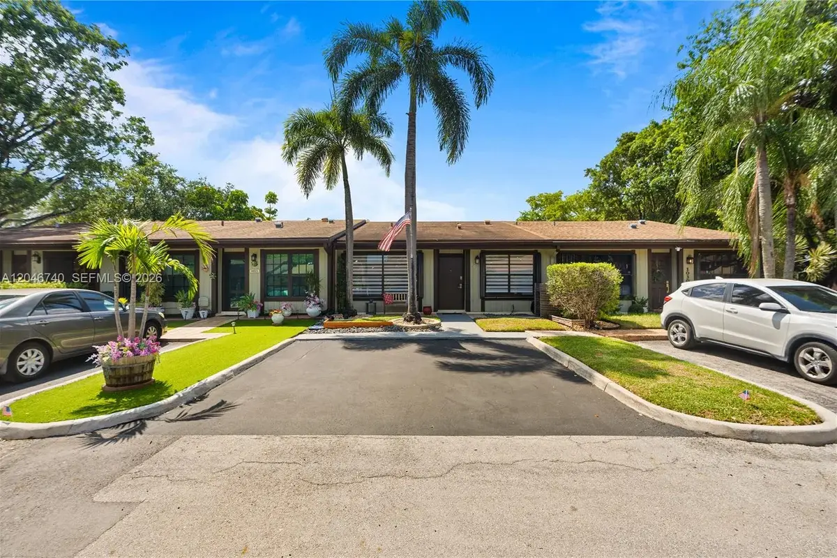 10311 Laurel Ct, Pembroke Pines: photo 1 of 70