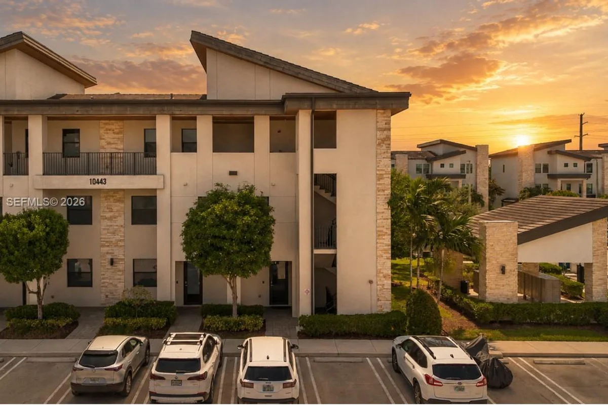 10443 NW 82nd St #8, Doral: photo 1 of 12