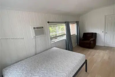 1211 NE 130th St #1, North Miami: photo 1 of 8
