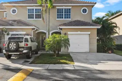 12170 SW 5th Ct, Pembroke Pines: photo 1 of 20