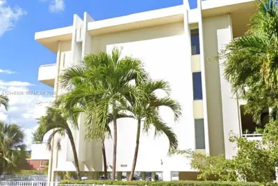 5839 SW 74th Ter #104, South Miami: photo 1 of 26