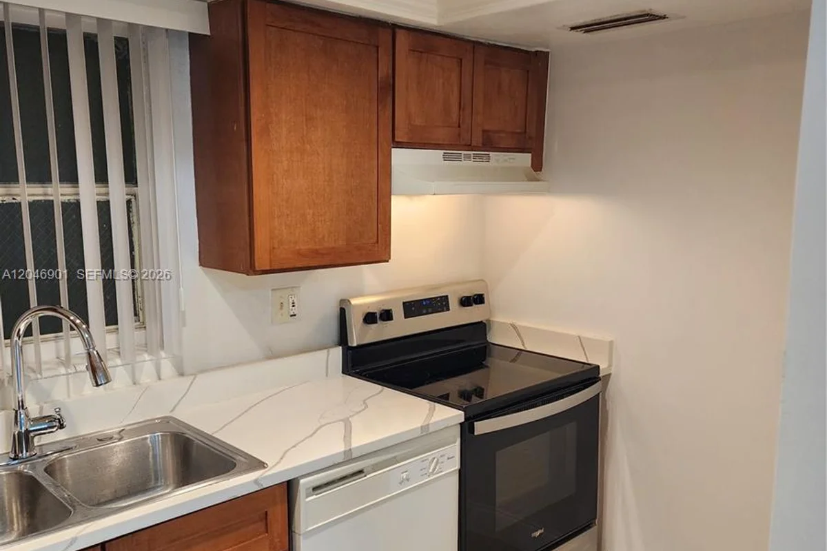 Condo in Miami: photo 1 of 9