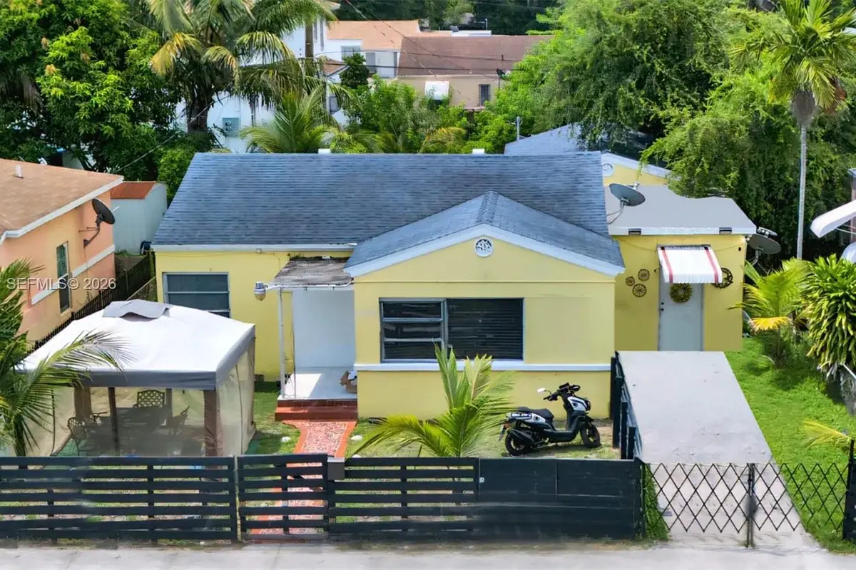 1042 NW 76th St, Miami: photo 1 of 15