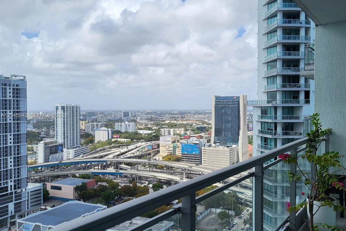 92 SW 3rd St #3207, Miami: photo 1 of 8
