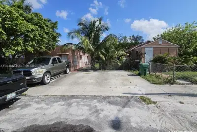22 SW 11th St, Dania Beach: photo 1 of 6
