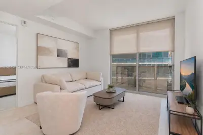 77 SE 5th St #1905, Miami: photo 1 of 44