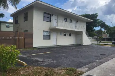 15 NE 13th St #B, Fort Lauderdale: photo 1 of 31