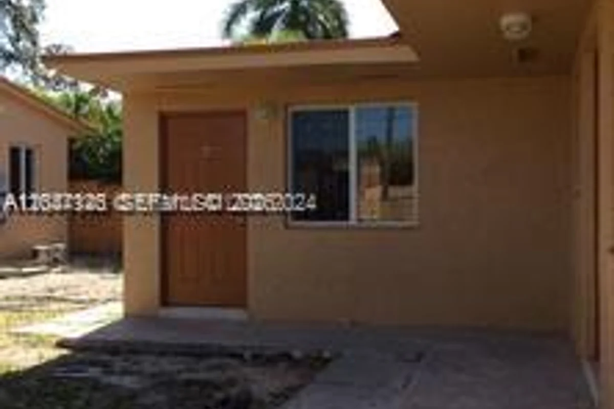 1324 NE 127th St #11, North Miami: photo 1 of 10