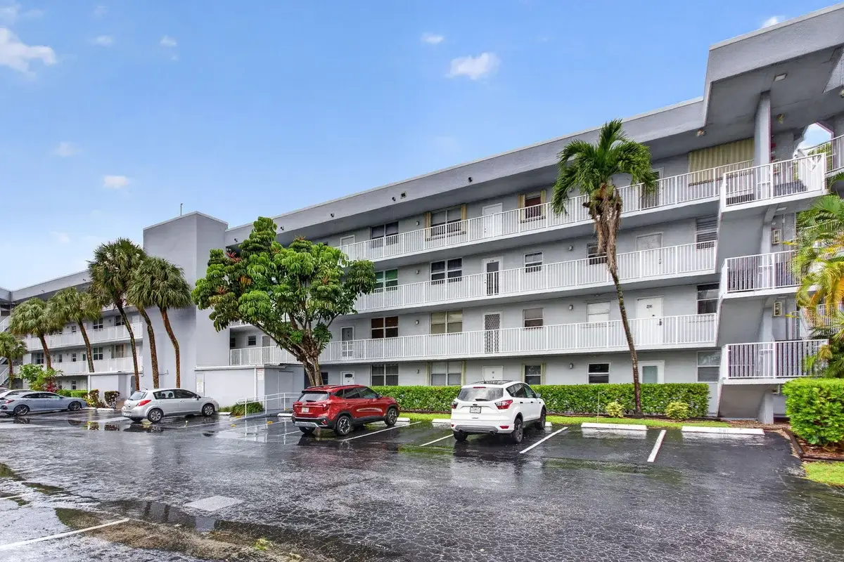 118 Royal Pk Dr #1f, Oakland Park: photo 1 of 31