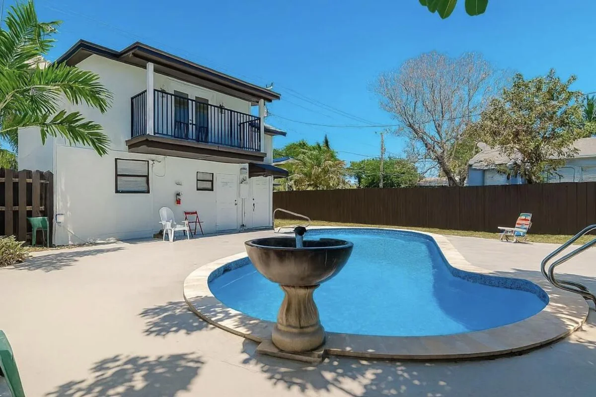 2447 Roosevelt St #4, Hollywood: photo 1 of 7