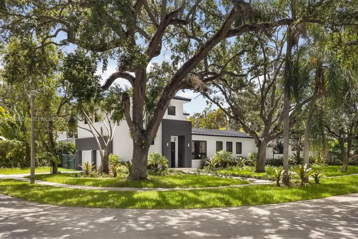 3303 Halissee St, Miami: photo 1 of 37