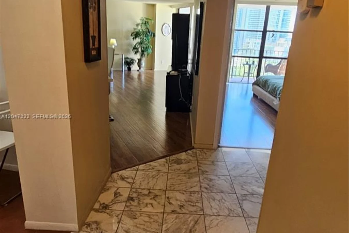 800 Parkview Dr #912, Hallandale Beach: photo 1 of 27
