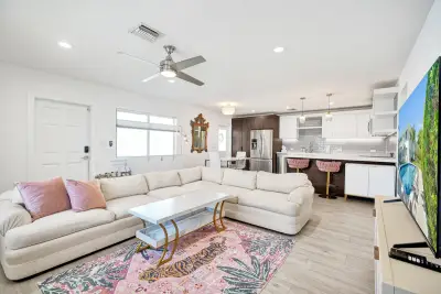 2050 NE 39th St #101, Fort Lauderdale: photo 1 of 35
