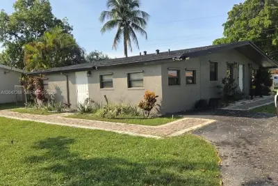 6118 Royal Palm Blvd, Margate: photo 1 of 12