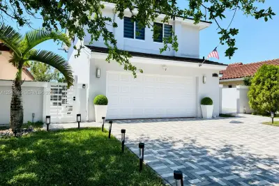 17324 NW 63rd Ave, Hialeah: photo 1 of 35