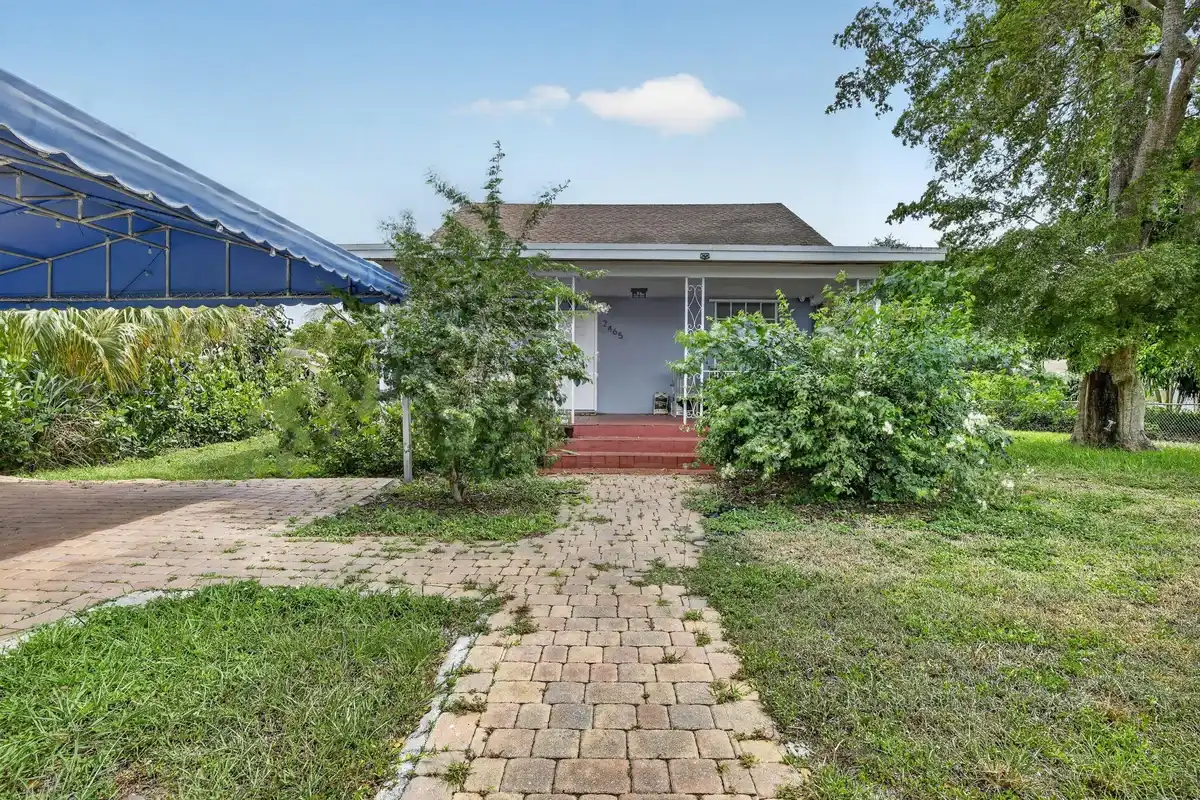 2465 Taylor St, Hollywood: photo 1 of 32