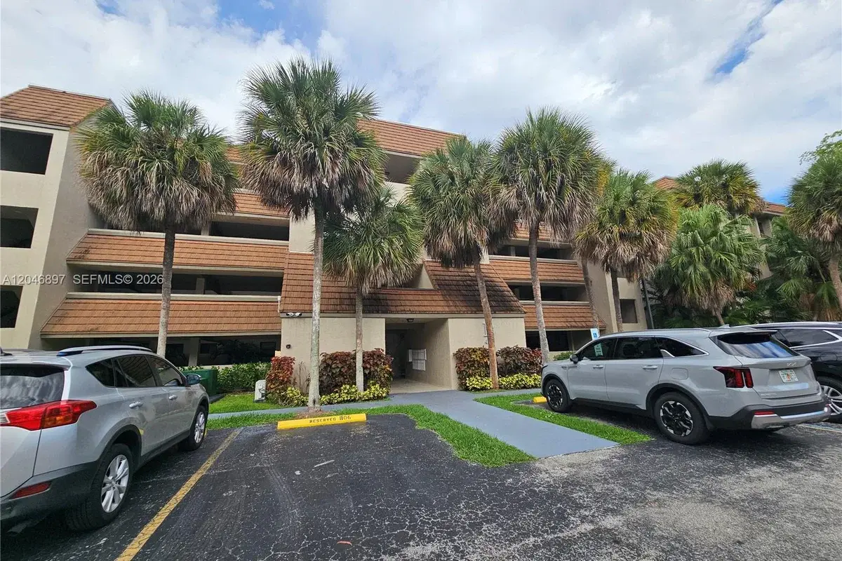 461 Ives Dairy Rd #406-2, Miami: photo 1 of 17