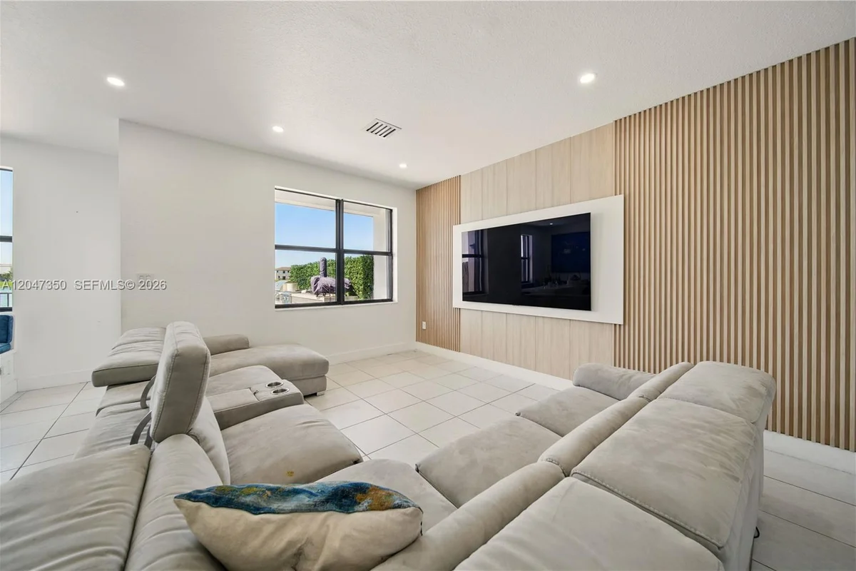 10269 SW 231st Ln, Miami: photo 1 of 28