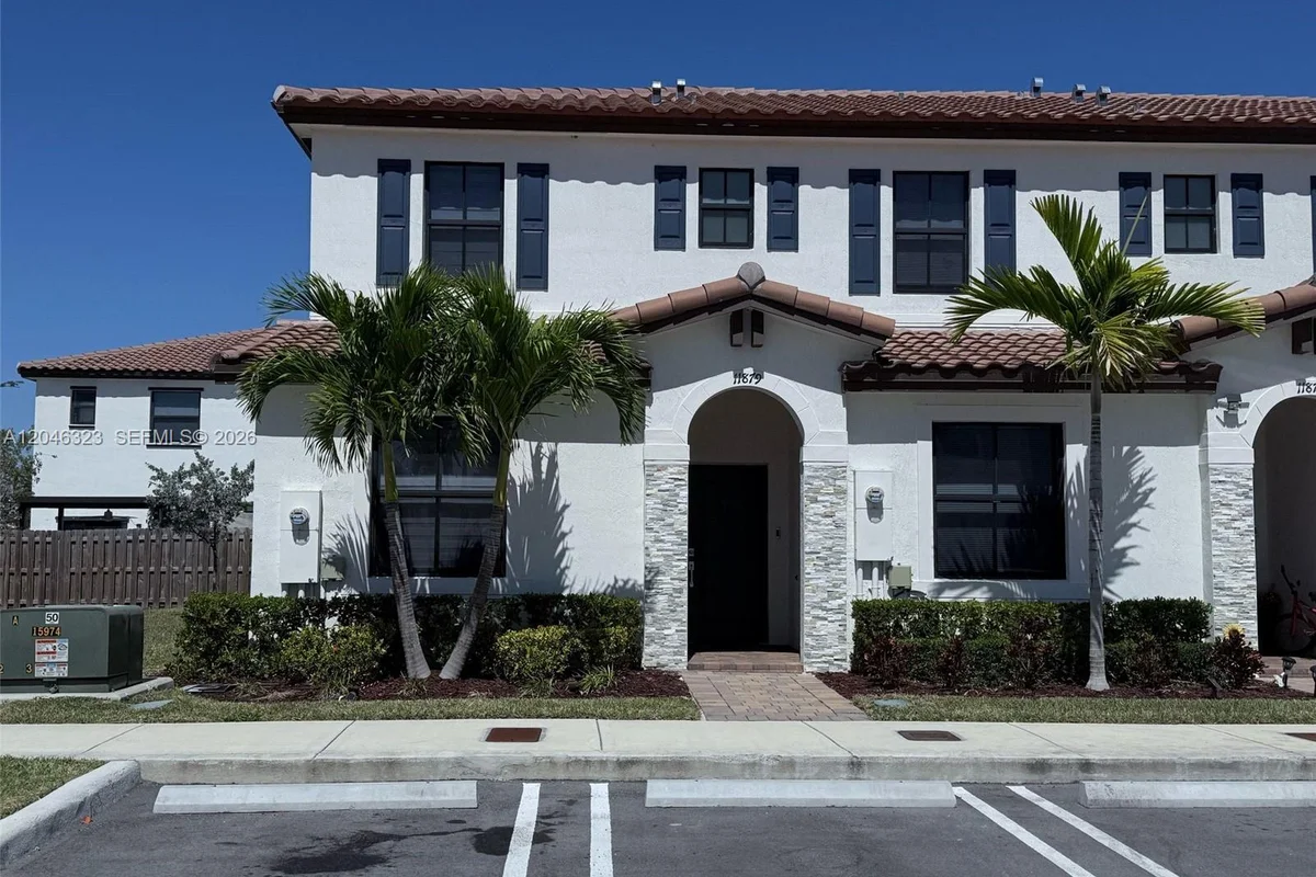 Townhouse in Homestead: photo 1 of 39