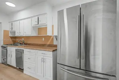 60 NW 79th St #27, Miami: photo 1 of 29