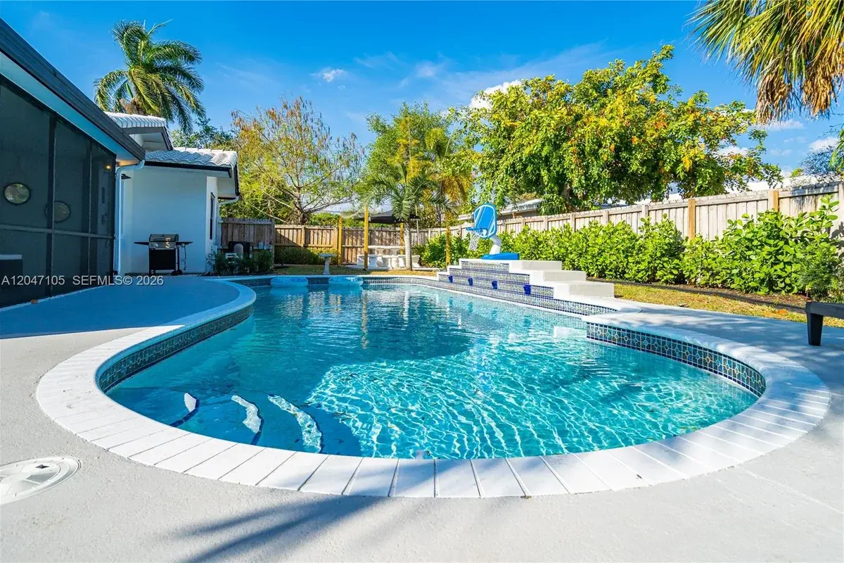 714 NE 2nd St, Pompano Beach: photo 1 of 35