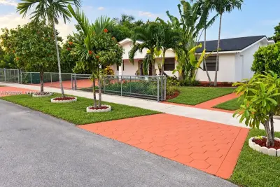 11461 SW 193rd St, Miami: photo 1 of 8