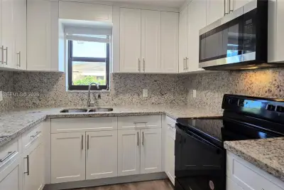 50 W 28th St #52, Hialeah: photo 1 of 15