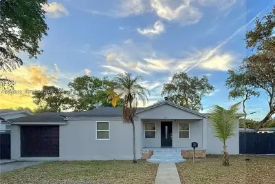 947 NE 149th St, Miami: photo 1 of 40