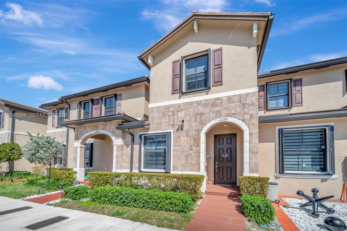 11295 W 34th Way, Hialeah: photo 1 of 62