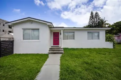 2939 SW 5th St, Miami: photo 1 of 3
